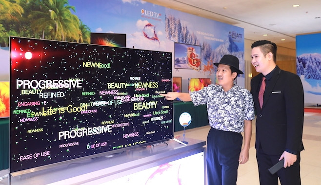 TV được trang bị thêm trợ lý ảo thông minh giúp gọi nhanh các ứng dụng và tìm kiếm các thông tin cần thiết ngay, đã khắc phục hoàn toàn lỗi không xem được Youtube. Hiện bộ đôi Smart TV mới của Asanzo được bán với mức giá tham khảo là 9.900.000 VND cho mẫu 55 inch và 16.990.000 VND cho mẫu 65.