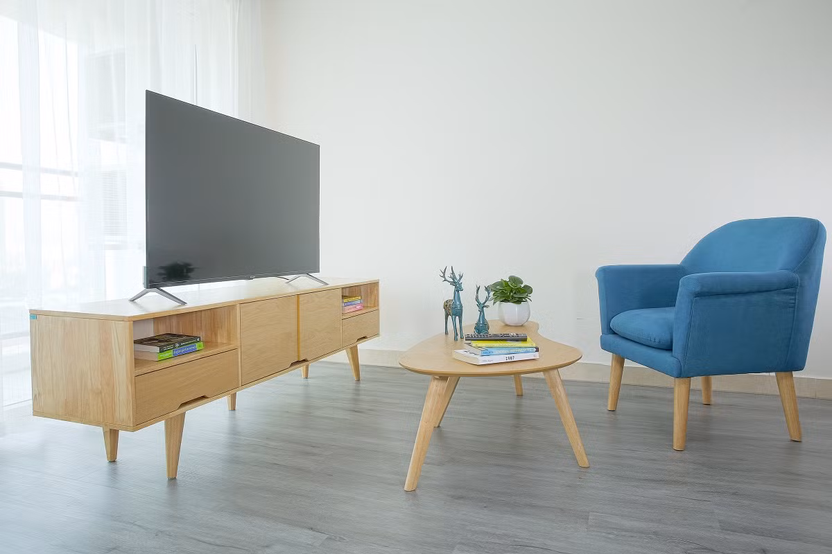 Trong khi đó phiên bản 50 inch mang đến trải nghiệm hình ảnh không giới hạn, hình ảnh sắc nét gấp 4 lần Full HD, công nghệ HDR10 tăng cường độ tương phản trên từng khung hình. Ngoài những tính năng cơ bản đặc biệt, sản phẩm còn có thể chiếu từ màn hình điện thoại lên tivi qua ứng dụng Screen Cast, Chromecast build-in.