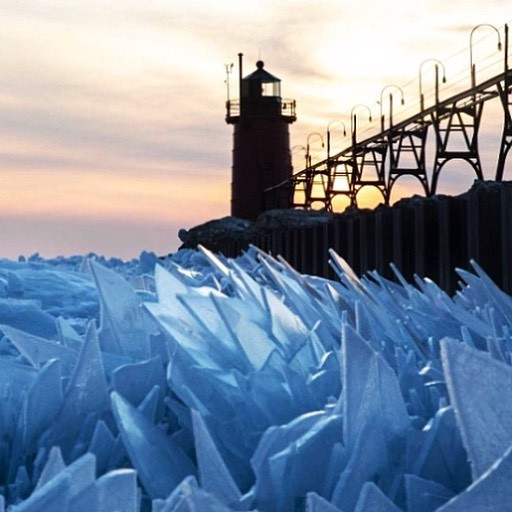 Băng trên mặt hồ tạo thành những ''con dao găm'' của tự nhiên cực kỳ đáng sợ.