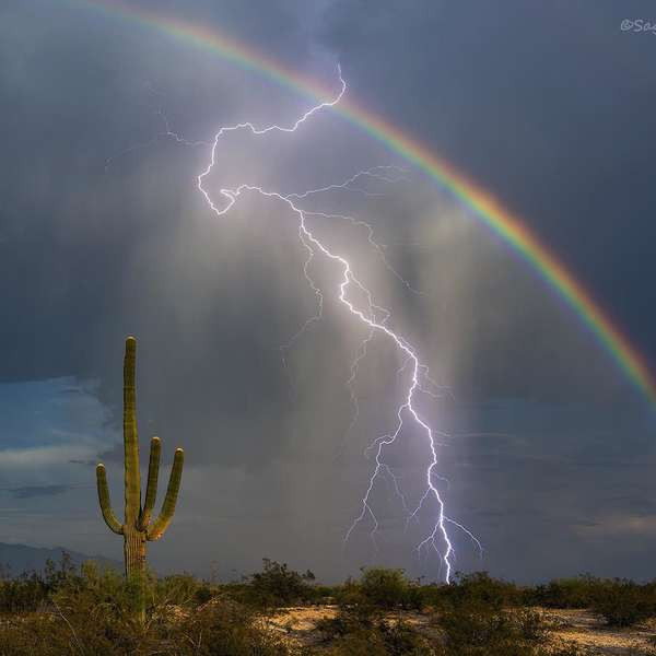 Nếu như sét đụng độ núi lửa là hiện tượng thiên nhiên kỳ bí và cực hiếm xảy ra, thì việc sét xuất hiện cùng cầu vồng thế này có lẽ bạn cũng chỉ gặp một lần trong đời.