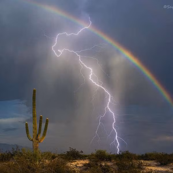 Nếu như sét đụng độ núi lửa là hiện tượng thiên nhiên kỳ bí và cực hiếm xảy ra, thì việc sét xuất hiện cùng cầu vồng thế này có lẽ bạn cũng chỉ gặp một lần trong đời.