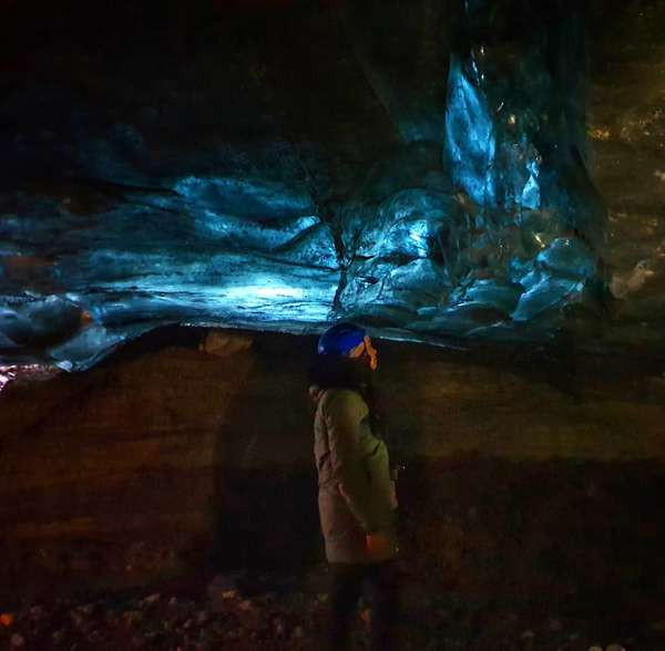 Vatnajökull ở Iceland là sông băng lớn nhất châu Âu. Các hang động ở đây lấp lánh màu xanh do khúc xạ ánh sáng mặt trời.