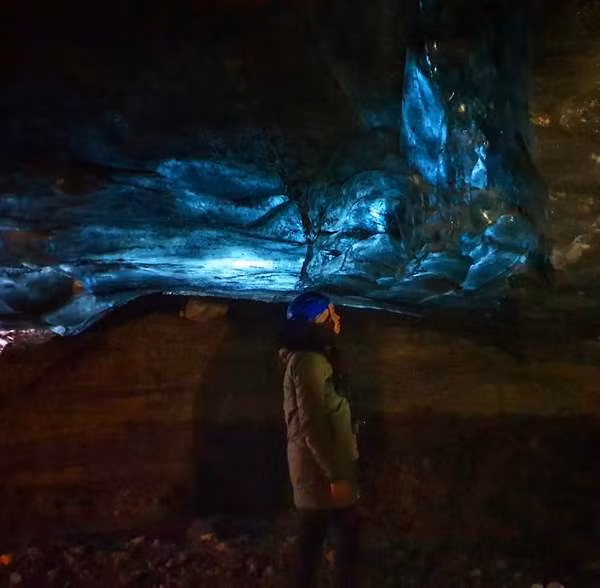 Vatnajökull ở Iceland là sông băng lớn nhất châu Âu. Các hang động ở đây lấp lánh màu xanh do khúc xạ ánh sáng mặt trời.