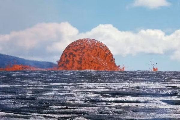 "Quả cầu" dung nham có hình dạng hoàn hảo khi trồi lên trên mặt biển.