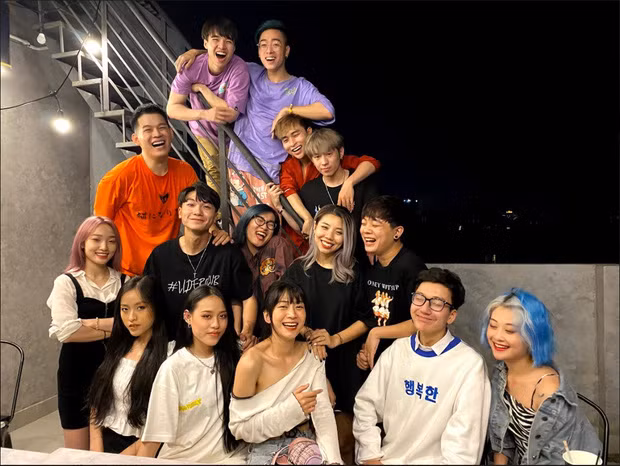 Trong nhóm bạn này, Hảo Thỏ ''quyền lực'' nhất khi đang sở hữu kênh TikTok với 4,7 triệu người đăng ký, Lê Bống (3,5 triệu), Long Chun và Lê Bảo (2,8 triệu). Anh chàng Tun Phạm (2 triệu) và Hoa Nhật Huỳnh nhẹ nhàng với gần 900.000 follower.