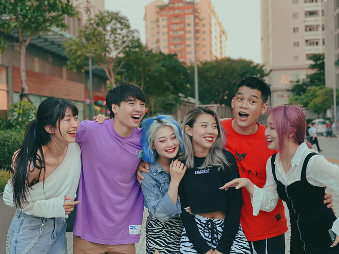 Trong đó, Hoa Nhật Huỳnh và Hảo Thỏ vốn xuất thân là streamer khá nổi tiếng trong cộng đồng game thủ. Hội bạn thân này đều có chung niềm đam mê chụp ảnh, quay video clip, chiếm sóng trên các trang mạng xã hội bằng cách kết hợp với nhau trong các video clip parody hài hước.