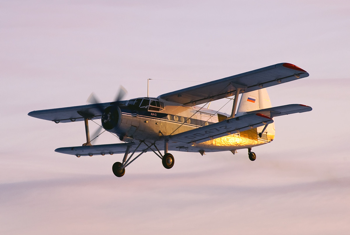 Đây cũng là chiếc máy bay dễ tính nhất đối với bộ phận mặt đất khi có thể hạ cánh ở bất cứ đâu "bằng phẳng" và đủ dài 200m.