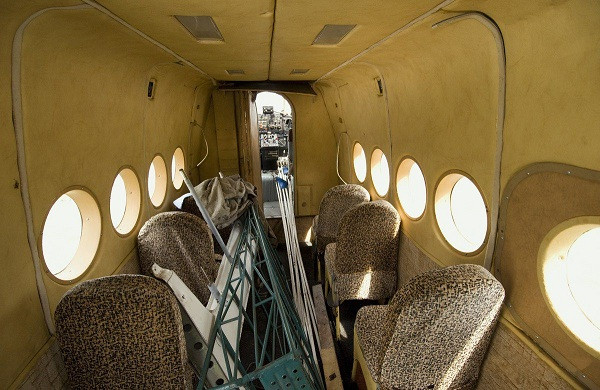 Khoang trong của chiếc máy bay có thể chứa được khoảng 15 người chưa kể 2 phi công.