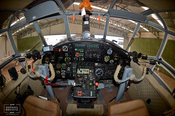 Một điều đặc biệt nữa là, An-2 dễ bay đến nỗi tài liệu hướng dẫn sử dụng của chúng chỉ dày vỏn vẹn có 10 trang giấy A4 chủ yếu là hướng dẫn cách đọc thông số trên các loại đồng hồ hiển thị.