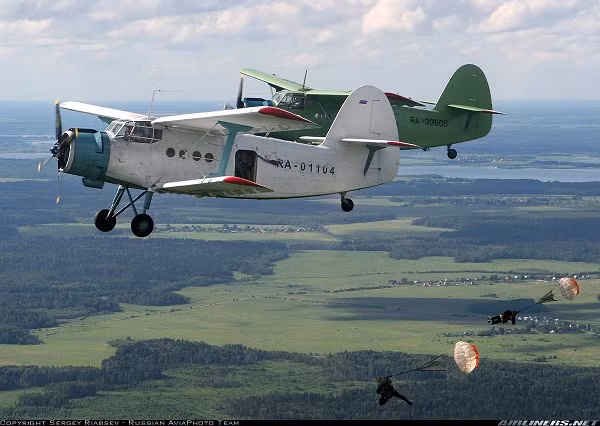 Khả năng bay lùi của Antonov An-2 được thể hiện rõ trong sách hướng dẫn bay của nó, chiếc phi cơ này không có tốc độ tối thiểu. Tốc độ tối thiểu là tốc độ mà khi máy bay bay ở tốc độ thấp hơn tốc độ này, nó sẽ bị mất lực nâng và rơi.