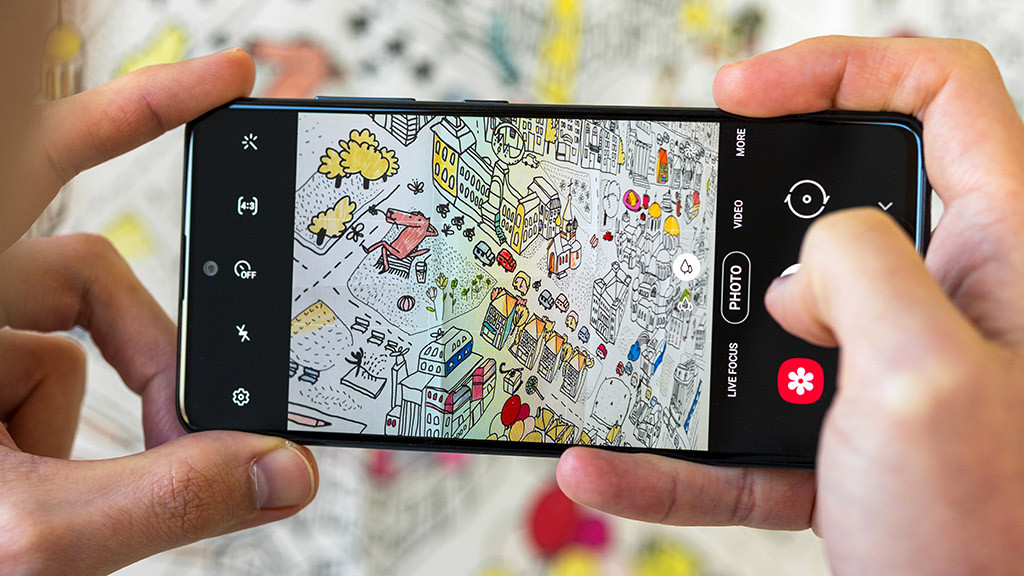 Danh hiệu smartphone có 5 camera đầu tiên của Samsung chắc chắn là một mánh lới quảng cáo đáng tiền của chiếc máy này thu hút phần lớn cộng đồng đam mê công nghệ, đặc biệt là mê chụp ảnh.