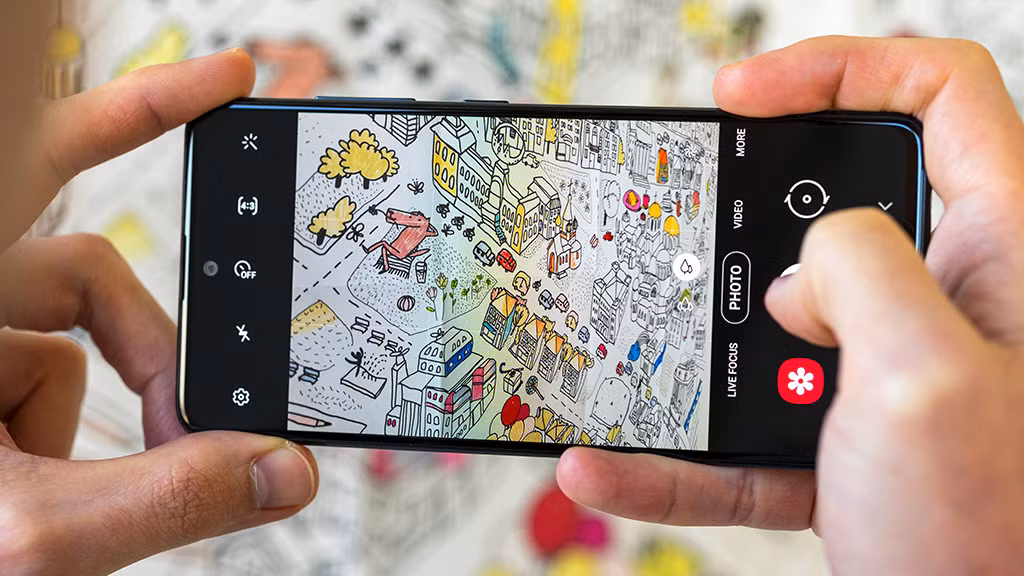 Danh hiệu smartphone có 5 camera đầu tiên của Samsung chắc chắn là một mánh lới quảng cáo đáng tiền của chiếc máy này thu hút phần lớn cộng đồng đam mê công nghệ, đặc biệt là mê chụp ảnh.