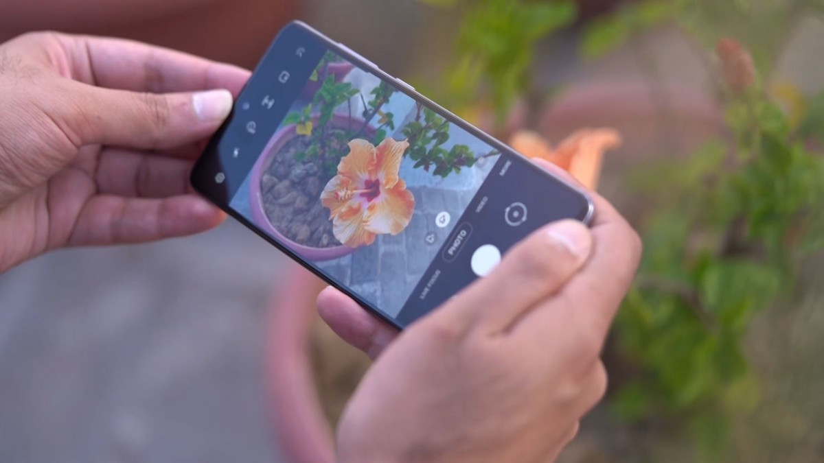 Samsung có lịch sử thử nghiệm camera trên dòng tầm trung. Chiếc smartphone đầu tiên có 3 camera của Samsung là Galaxy A7 (2018) và Galaxy A9 (2018) là chiếc smartphone đầu tiên trên thế giới có 4 camera sau.