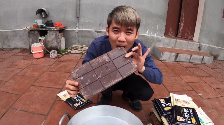 Những người này thường xuyên không sử dụng bao tay nilon khi sơ chế món ăn, vô tư nếm đồ ăn rồi thả vào nồi...nấu tiếp hay dùng dụng cụ mất vệ sinh,...khiến người xem vô cùng ''nóng mắt''.