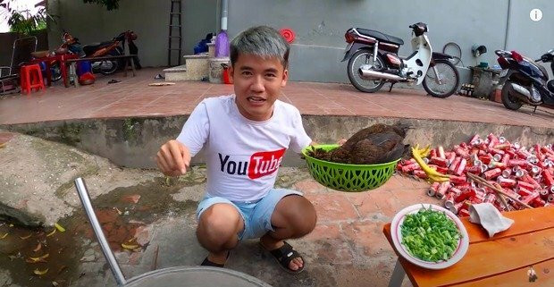 Xuất hiện cùng con trai bà Tân Vlog còn có hai nhân vật được cho là em trai và em gái của anh. Cả hai hào hứng khi nghe nam vlogger chia sẻ món ăn sắp hoàn thành.