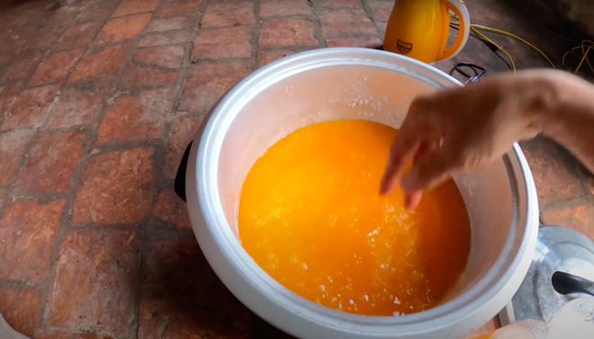 Trong những lần thực hiện thử thách nấu ăn, không chỉ Hưng Vlog mà chính Bà Tân cũng bị chỉ trích khi không đảm bảo vệ sinh an toàn thực phẩm.