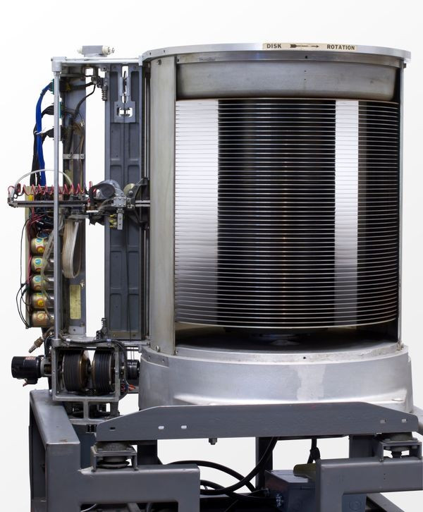 Nhìn thì có vẻ kỳ dị và chẳng giống một chiếc máy tính nhưng IBM RAMAC 350 lại nhanh chóng gây tiếng vang với những tính năng hết sức ấn tượng. Nó có tốc độ xử lý nhanh, hệ thống lưu trữ lớn, khả năng truy nhập, truy xuất bộ nhớ nhanh chóng hệt như máy tính ngày nay.