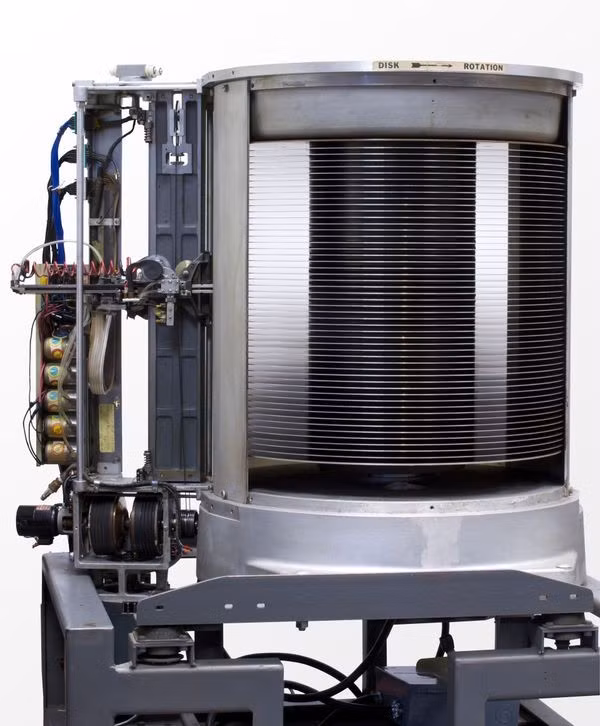 Nhìn thì có vẻ kỳ dị và chẳng giống một chiếc máy tính nhưng IBM RAMAC 350 lại nhanh chóng gây tiếng vang với những tính năng hết sức ấn tượng. Nó có tốc độ xử lý nhanh, hệ thống lưu trữ lớn, khả năng truy nhập, truy xuất bộ nhớ nhanh chóng hệt như máy tính ngày nay.