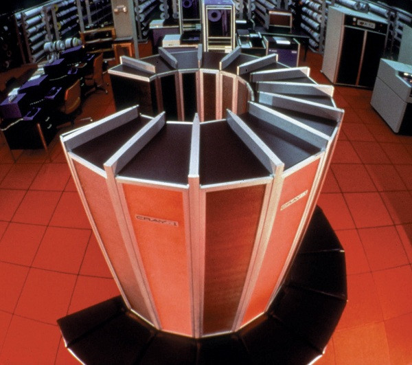 Cray - 1 Supercomputer xứng đáng với danh hiệu chiếc máy tính kỳ dị nhất mọi thời đại. Tuy nhiên sản phẩm này lại là một siêu máy tính thực thụ khi có tốc độ xử lý nhanh nhất thế giới trong khoảng thời gian từ năm 1976 đến 1982.
