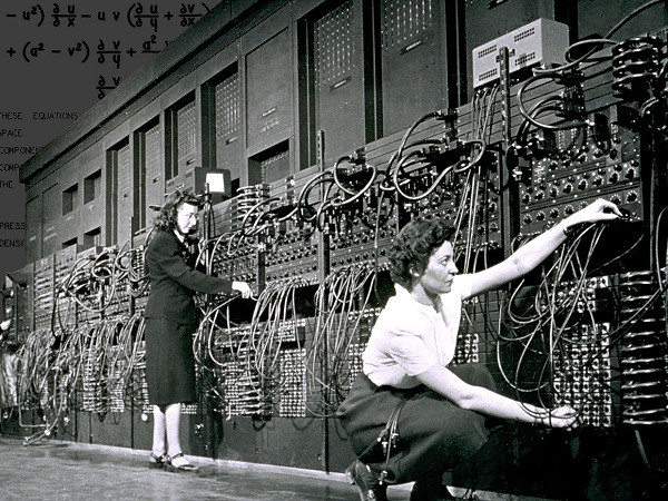 ENIAC chính là chiếc máy tính đầu tiên trên thế giới vận hành mà không có sự hiện diện của các thành phần chuyển động cơ học, có thể thực hiện các phép tính với tốc độ nhanh hơn gấp nhiều lần các thế hệ máy cũ.
