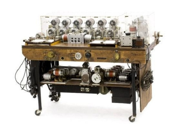 Ở thời điểm đó, Nordsieck's Differential Analyzer có giá bán lên tới 700 USD. Về nguyên lý hoạt động, máy tính sử dụng các kết nối điện tử thay cho trục cơ học vốn được sử dụng trong các thế hệ trước đó.