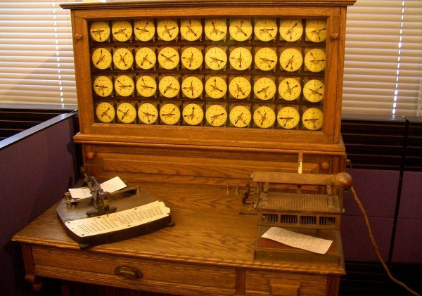 Cỗ máy to lớn này là dạng máy tính sơ khai, phép đếm, xếp, đọc và phân loại các dạng thẻ đục lỗ lưu trữ dữ liệu, qua đó, giúp chính phủ thống kê dân số, cũng như kiểm phiếu trong các cuộc bầu cử.