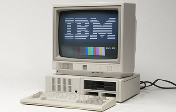 Trong khi, chiếc máy tính cá nhân đầu tiên trên thế giới IBM PC lại mở ra kỷ nguyên máy tính cá nhân cho nhân loại.