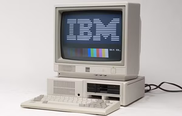 Trong khi, chiếc máy tính cá nhân đầu tiên trên thế giới IBM PC lại mở ra kỷ nguyên máy tính cá nhân cho nhân loại.