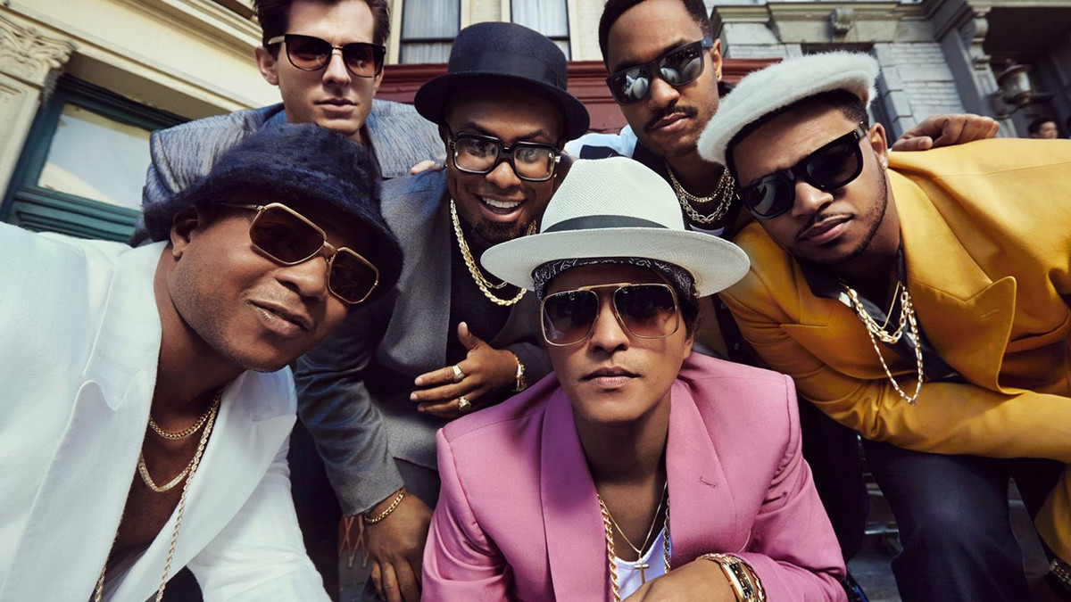 MV "Uptown Funk" của nhà sản xuất âm nhạc người Anh Mark Ronson, hợp tác với ca sĩ người Mỹ Bruno Mars là cái tên thứ 6 trong top video có lượt xem khủng nhất Youtube. Được đăng tải vào năm 2014, đây cũng là một trong những video có thời gian đăng tải "lâu đời" nhất trong danh sách này.