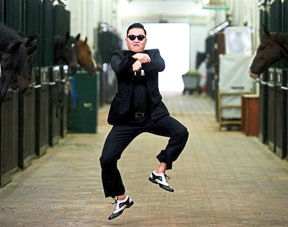 Từng là video đầu tiên đạt 1 tỷ lượt xem trên Youtube, siêu hit Gangnam Style không thể vắng mặt trong list 10 video có lượt xem nhiều nhất mọi thời đại.