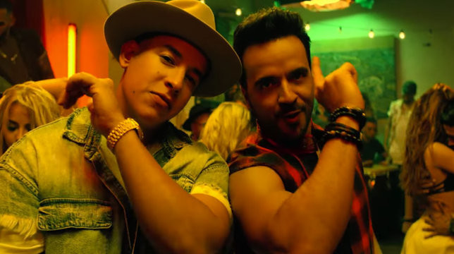 Despacito cũng xuất sắc "đút túi" hàng loạt thành tích khủng như: Video nhanh nhất đạt được 2 tỷ lượt xem và video đầu tiên đạt 3, 4, 4, và bây giờ là 6 tỷ lượt xem trên YouTube. Những kỷ lục ấn tượng trên đường đua YouTube Việt | VTC Now