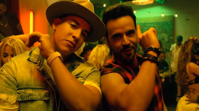 Despacito cũng xuất sắc "đút túi" hàng loạt thành tích khủng như: Video nhanh nhất đạt được 2 tỷ lượt xem và video đầu tiên đạt 3, 4, 4, và bây giờ là 6 tỷ lượt xem trên YouTube. Những kỷ lục ấn tượng trên đường đua YouTube Việt | VTC Now