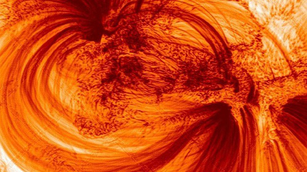 Thàng 4 năm nay, NASA đã công bố chùm ảnh Mặt Trời cận cảnh được chụp bởi kính thiên văn chụp vành nhật hoa Hi-C. Hình ảnh cho thấy một phần của bầu khí quyển của Mặt Trời, trước đây được cho là tối và trống rỗng, chứa đầy các dải khí nóng tích điện.