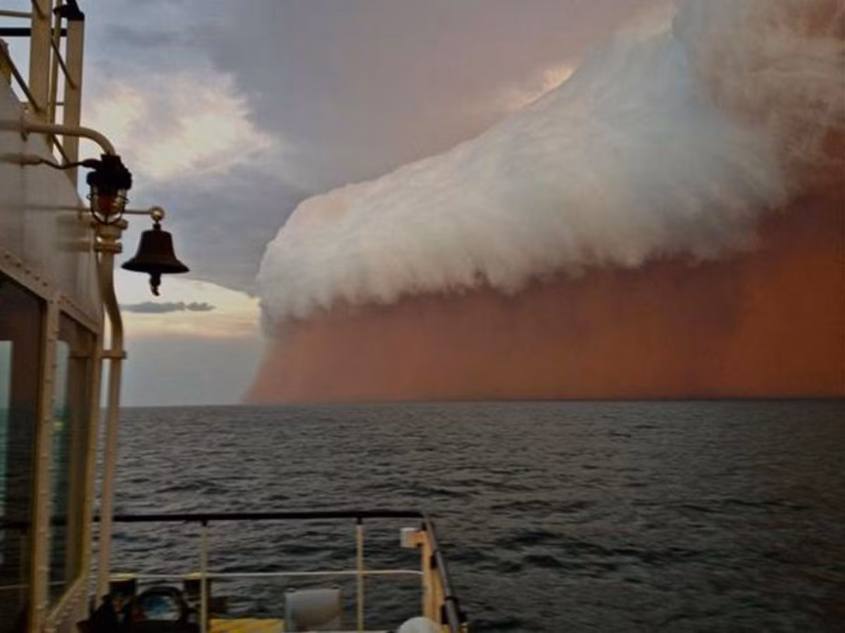 Thứ nhìn như một cơn sóng khổng lồ này thực chất là hiện tượng bão cát từng xảy ra trên đại dương nước Úc.