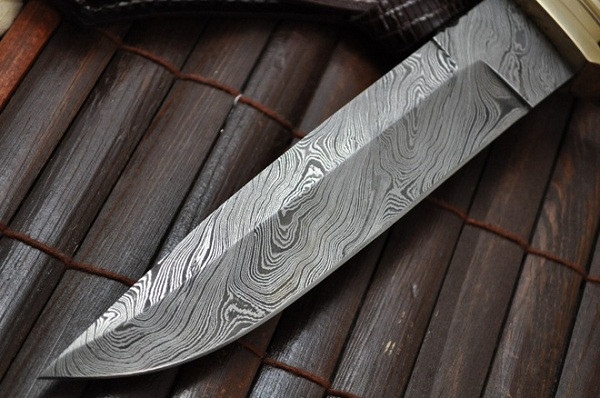 Một trong những phát minh cổ đại mãi là một bí mật với người hiện đại phải kể đến thép Damascus siêu cứng thời Trung cổ. Năm 2006, nhóm nghiên cứu của chuyên gia Peter Paufler tại Đại học Dresden đưa giả thuyết các chất tự nhiên của vật liệu này có nguồn gốc từ châu Á, khi kết hợp hỗn hợp chất tại lò rèn Trung Đông, tạo ra phản ứng mạnh.