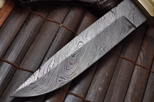 Một trong những phát minh cổ đại mãi là một bí mật với người hiện đại phải kể đến thép Damascus siêu cứng thời Trung cổ. Năm 2006, nhóm nghiên cứu của chuyên gia Peter Paufler tại Đại học Dresden đưa giả thuyết các chất tự nhiên của vật liệu này có nguồn gốc từ châu Á, khi kết hợp hỗn hợp chất tại lò rèn Trung Đông, tạo ra phản ứng mạnh.