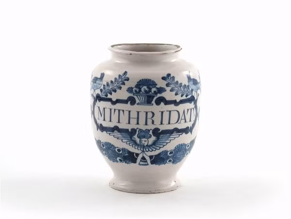 Nhà nghiên cứu Adrienne Mayor tại Đại học Stanford cho hay thành phần của nó gồm thuốc phiện, rắn lục xắt nhỏ kết hợp lượng nhỏ thuốc độc khác. Năm 1992, con người từng cố gắng tạo ra chất Mithridatium hiện đại.