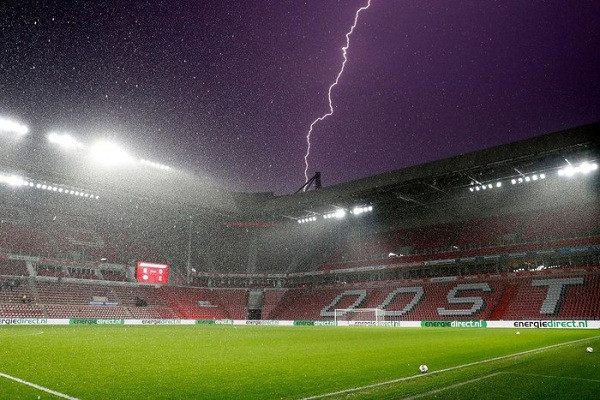 Sét đánh gần sân vận động De Herdgang, nơi diễn ra trận đấu giữa PSV U23 v Go Ahead Eagles vào tháng 4/2018. Chơi bóng trong điều kiện khắc nghiệt thế này quả là khó khăn đối với các cầu thủ. Ghi được cảnh núi lửa phát ra tia sét ở Argentina | VTC14
