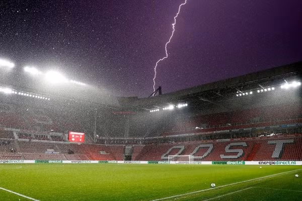 Sét đánh gần sân vận động De Herdgang, nơi diễn ra trận đấu giữa PSV U23 v Go Ahead Eagles vào tháng 4/2018. Chơi bóng trong điều kiện khắc nghiệt thế này quả là khó khăn đối với các cầu thủ. Ghi được cảnh núi lửa phát ra tia sét ở Argentina | VTC14