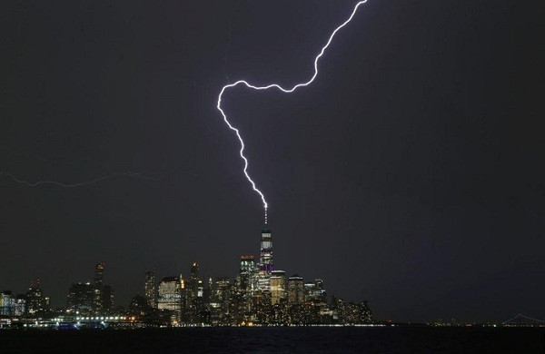 Tia sét đánh trên đỉnh ''nóc nhà New York'' – One World Trade Center (Mỹ).