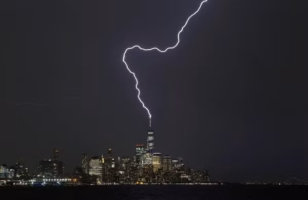 Tia sét đánh trên đỉnh ''nóc nhà New York'' – One World Trade Center (Mỹ).