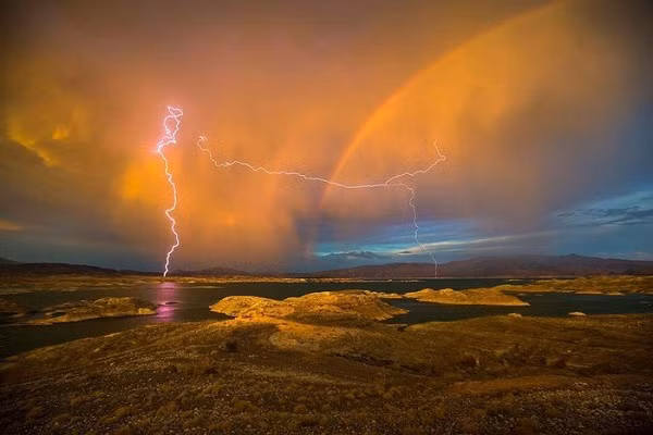 Tia sét hồng xuất hiện cùng cầu vồng được nhiếp ảnh gia Allen J. Schaben của LA Times chụp tại hồ Mead (Mỹ).