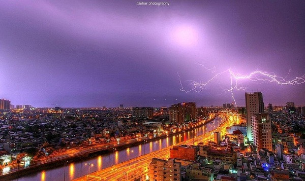 Chùm sét lóe sáng bầu trời Việt Nam được nhiếp ảnh gia Ahmad Omar ''bắt được'' sau thời gian chờ đợi tới hơn một giờ đồng hồ.