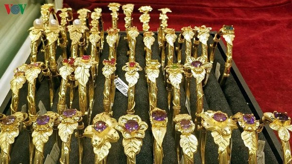 Gia vang tang manh cao hon the gioi 2,4 trieu dong/luong