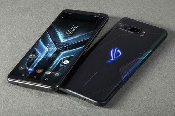 Về thiết kế, ASUS ROG Phone 3 dùng khung viền bằng nhôm, 2 bề mặt bảo vệ bởi kính cường lực Corning Gorilla Glass 6. Máy có số đo 171x78x9,9 mm, cân nặng 240 g, với logo ROG phía sau mặt lưng có đèn LED RGB đậm chất gaming.