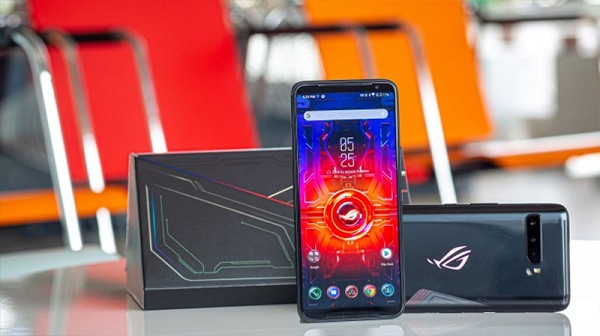 ROG Phone 3 được trang bị màn hình AMOLED kích thước 6,59 inch, độ phân giải Full HD Plus (2.340x1.080 pixel) tần số quét 144Hz, khiến nó trở thành một trong những màn hình có tần số quét nhanh nhất từng được trang bị cho điện thoại thông minh.