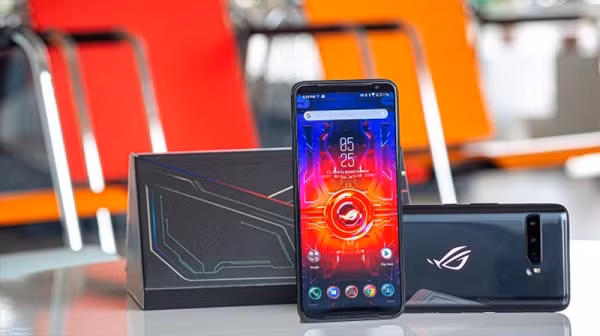 ROG Phone 3 được trang bị màn hình AMOLED kích thước 6,59 inch, độ phân giải Full HD Plus (2.340x1.080 pixel) tần số quét 144Hz, khiến nó trở thành một trong những màn hình có tần số quét nhanh nhất từng được trang bị cho điện thoại thông minh.