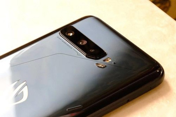 Tuy là smartphone chuyên để chơi game nhưng Asus vẫn rất chịu khó đầu tư cho hệ thống camera của ROG Phone 3. Máy có 3 camera sau: cảm biến chính 64 MP, ống kính thứ hai 13 MP, f/2.4 mang đến góc rộng 125 độ và cảm biến macro 5 MP, f/2.0.
