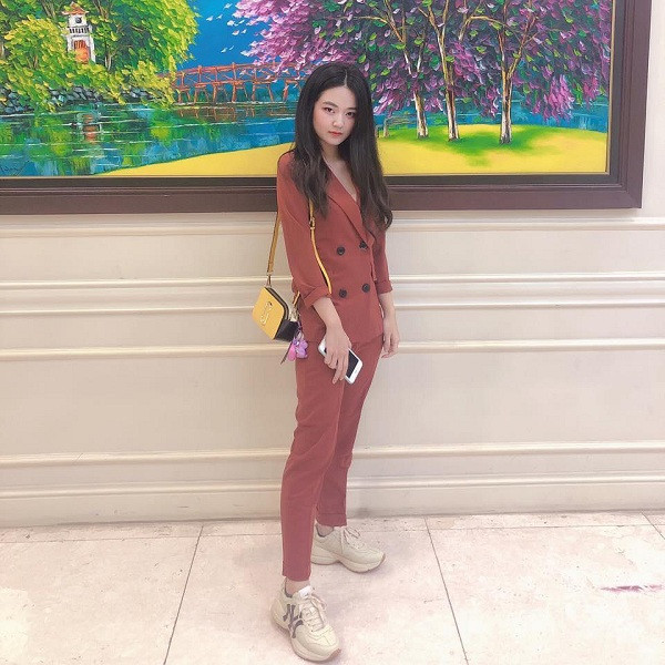 Quá tâm đắc với màn trình diễn cùng thành tích khủng của Tianie, thầy Ba ngay lập tức thảo luận với Ba Tú về việc đem cô nàng về đội.