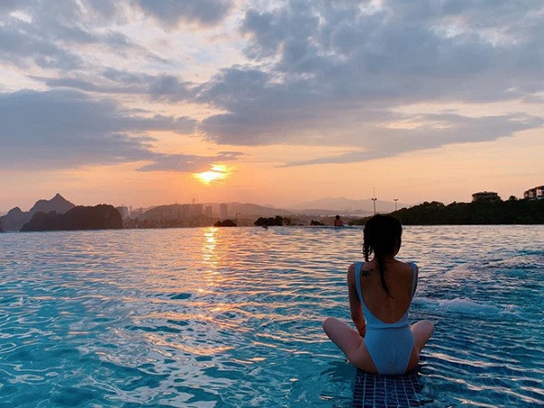 Màn diện bikini của Tinanie gợi cảm chẳng kém ''cô giáo'' Mina Young.